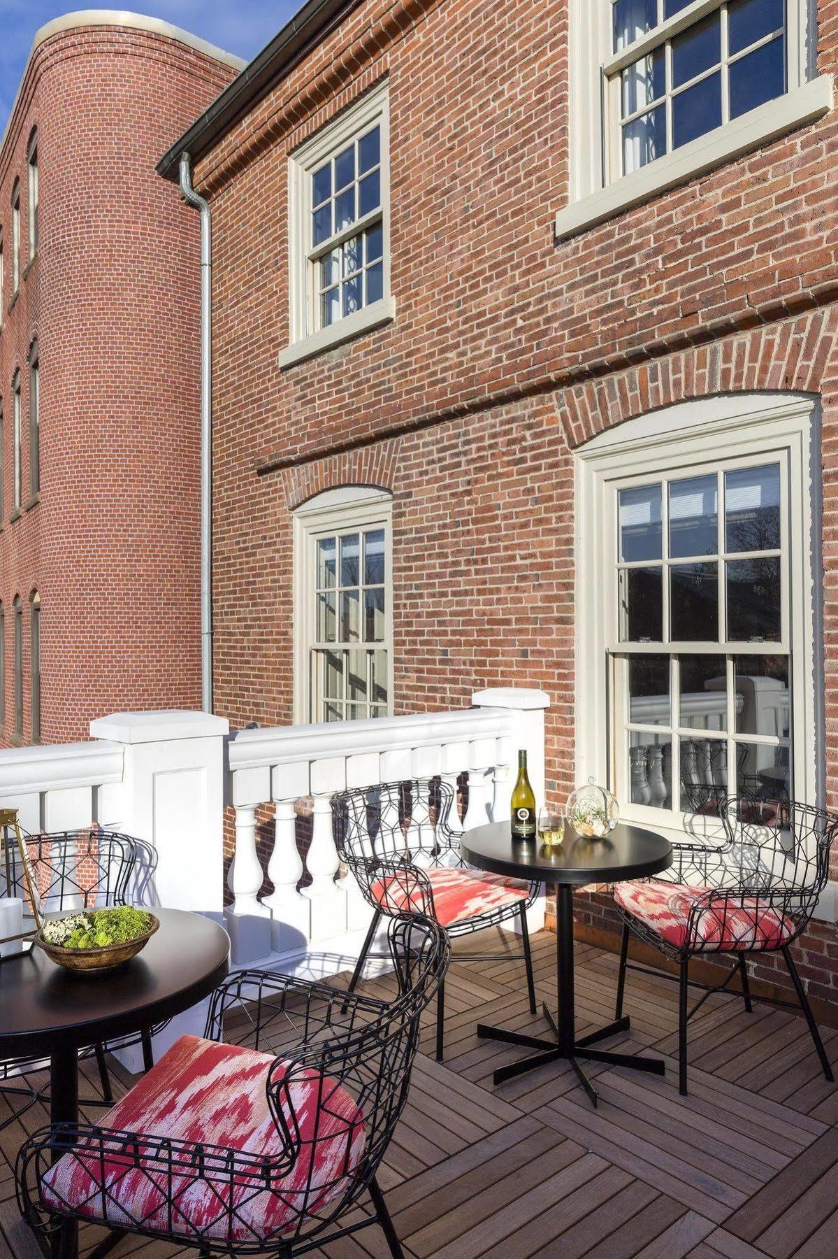 The Merchant Salem Exterior photo